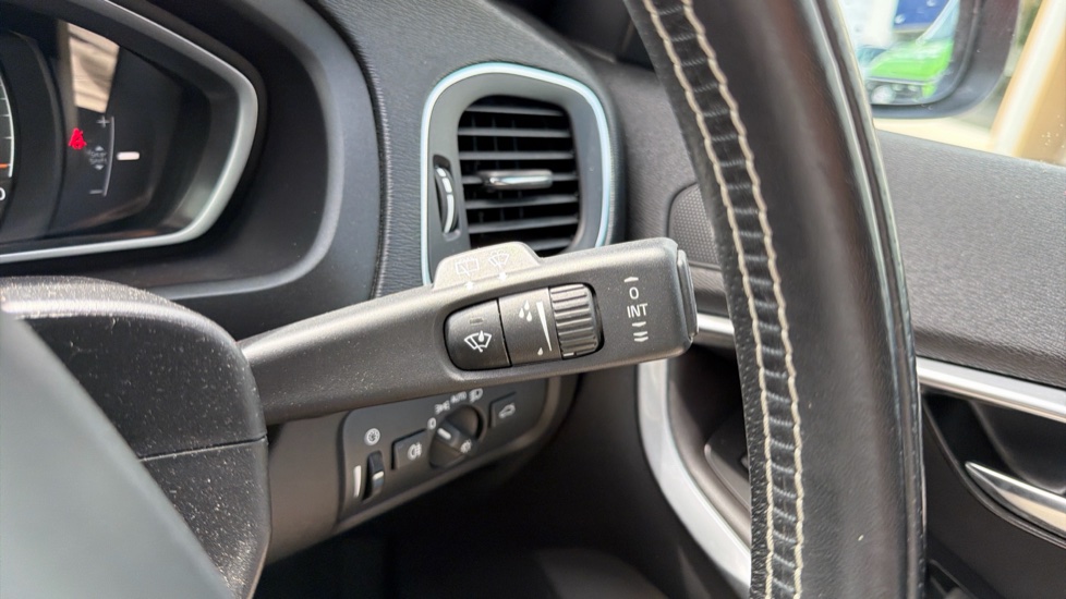 Volvo V40 T2 [122] R DESIGN Edition 5dr Petrol Hatchback - Image 22