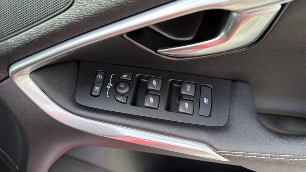 Volvo V40 T2 [122] R DESIGN Edition 5dr Petrol Hatchback - Image 23