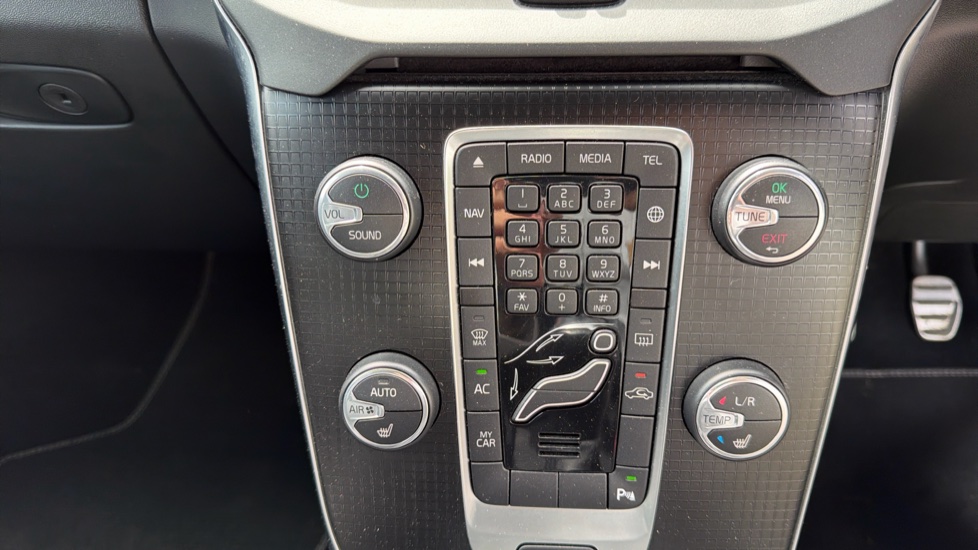 Volvo V40 T2 [122] R DESIGN Edition 5dr Petrol Hatchback - Image 24