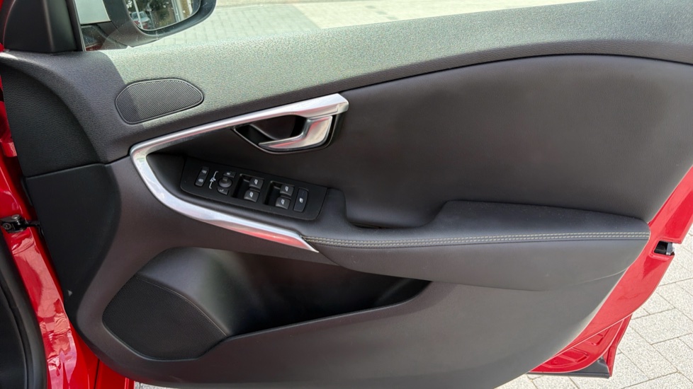 Volvo V40 T2 [122] R DESIGN Edition 5dr Petrol Hatchback - Image 28