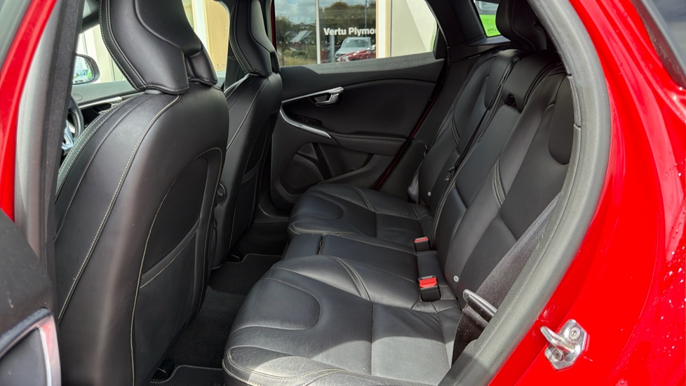 Volvo V40 T2 [122] R DESIGN Edition 5dr Petrol Hatchback - Image 32