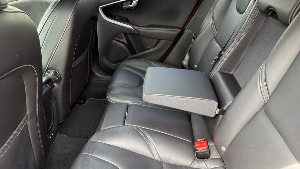Volvo V40 T2 [122] R DESIGN Edition 5dr Petrol Hatchback - Image 33