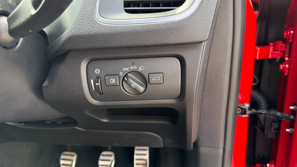 Volvo V40 T2 [122] R DESIGN Edition 5dr Petrol Hatchback - Image 34