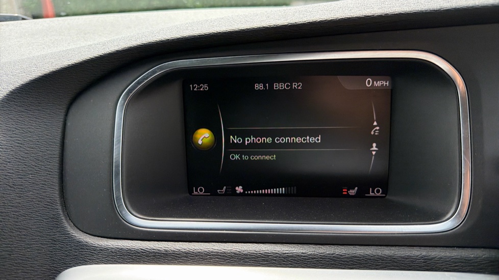 Volvo V40 T2 [122] R DESIGN Edition 5dr Petrol Hatchback - Image 36
