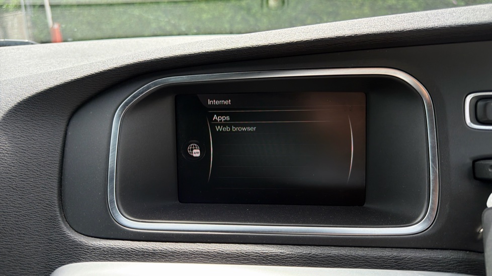 Volvo V40 T2 [122] R DESIGN Edition 5dr Petrol Hatchback - Image 38