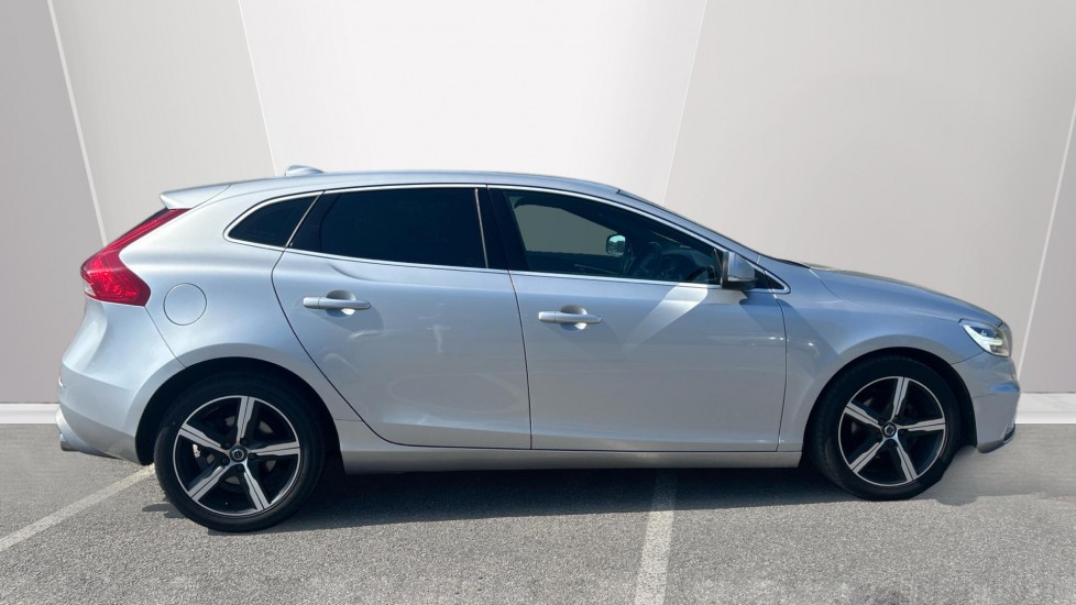 Volvo V40 D2 [120] R DESIGN Nav Plus 5dr Diesel Hatchback - Image 3