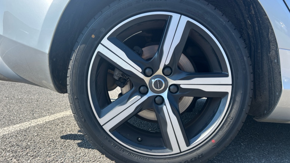 Volvo V40 D2 [120] R DESIGN Nav Plus 5dr Diesel Hatchback - Image 9