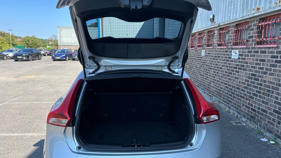 Volvo V40 D2 [120] R DESIGN Nav Plus 5dr Diesel Hatchback - Image 13