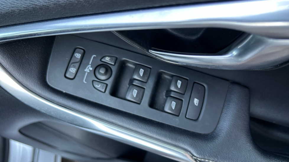 Volvo V40 D2 [120] R DESIGN Nav Plus 5dr Diesel Hatchback - Image 18