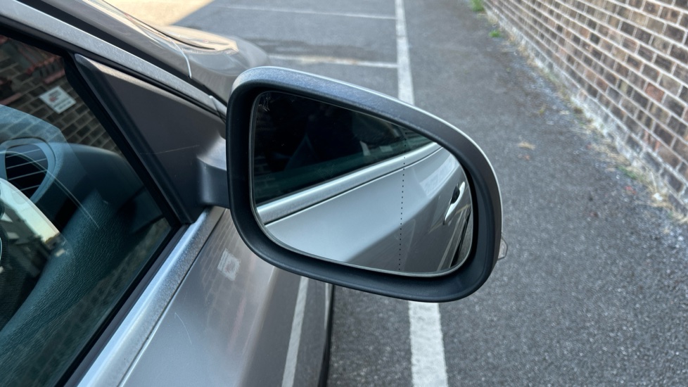 Volvo V40 D2 [120] R DESIGN Nav Plus 5dr Diesel Hatchback - Image 22
