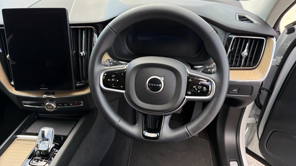 Volvo XC60 2.0 B5P Plus Dark 5dr AWD Geartronic Petrol Estate - Image 10