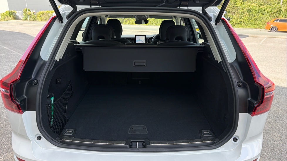 Volvo XC60 2.0 B5P Plus Dark 5dr AWD Geartronic Petrol Estate - Image 13