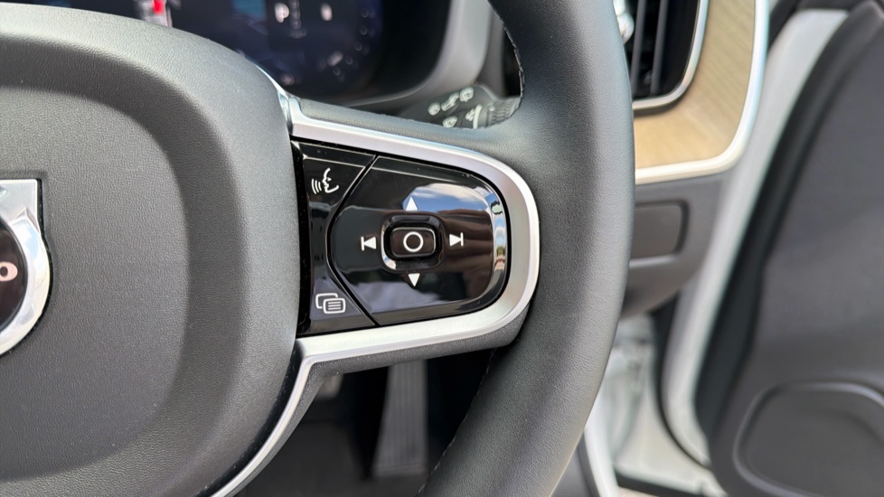 Volvo XC60 2.0 B5P Plus Dark 5dr AWD Geartronic Petrol Estate - Image 20