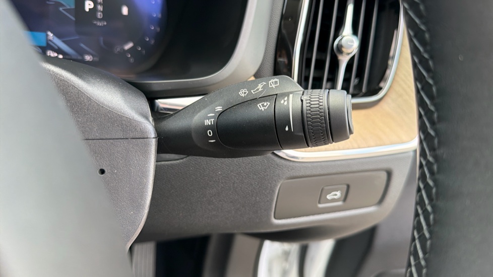 Volvo XC60 2.0 B5P Plus Dark 5dr AWD Geartronic Petrol Estate - Image 21