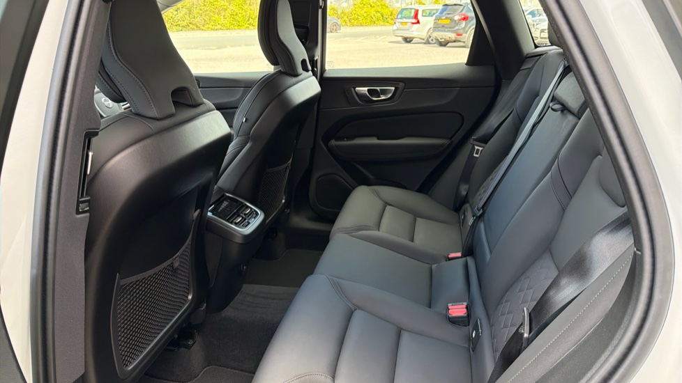 Volvo XC60 2.0 B5P Plus Dark 5dr AWD Geartronic Petrol Estate - Image 29