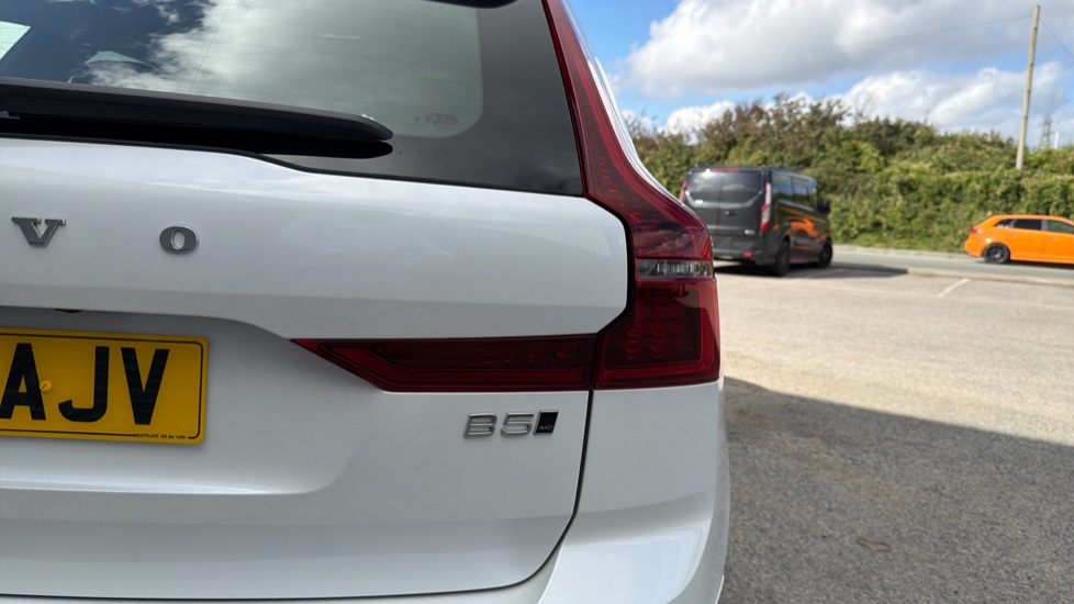 Volvo XC60 2.0 B5P Plus Dark 5dr AWD Geartronic Petrol Estate - Image 40