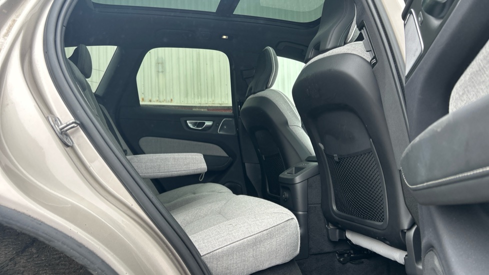 Volvo XC60 2.0 T8 [455] RC PHEV Ultimate Dark 5dr AWD Gtron Estate - Image 6