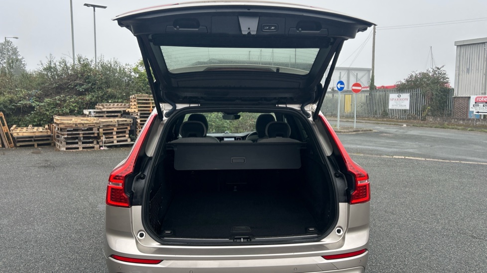 Volvo XC60 2.0 T8 [455] RC PHEV Ultimate Dark 5dr AWD Gtron Estate - Image 13