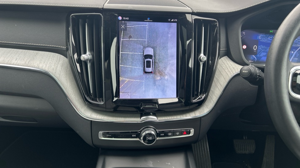 Volvo XC60 2.0 T8 [455] RC PHEV Ultimate Dark 5dr AWD Gtron Estate - Image 16