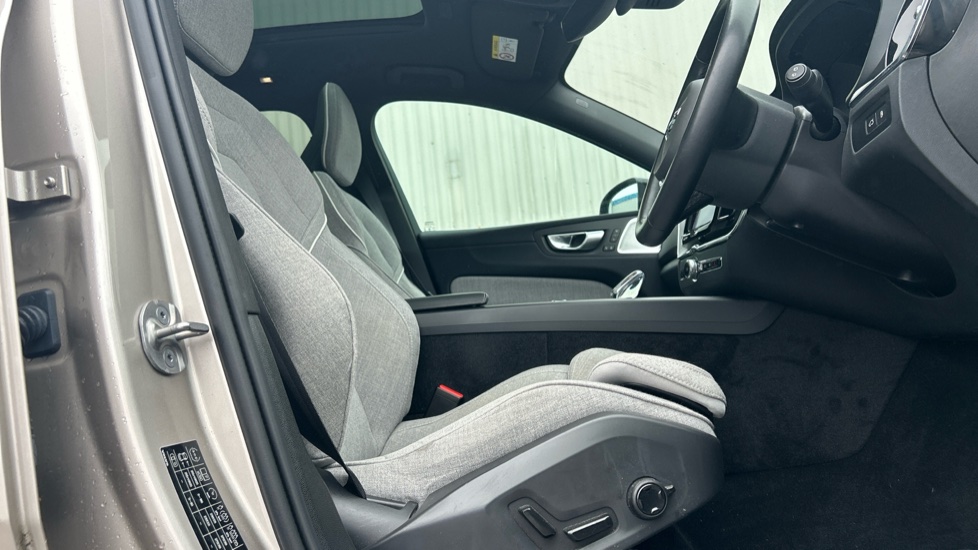 Volvo XC60 2.0 T8 [455] RC PHEV Ultimate Dark 5dr AWD Gtron Estate - Image 28