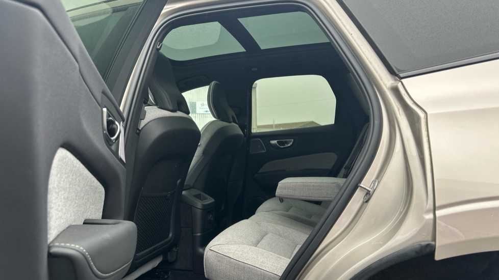 Volvo XC60 2.0 T8 [455] RC PHEV Ultimate Dark 5dr AWD Gtron Estate - Image 31