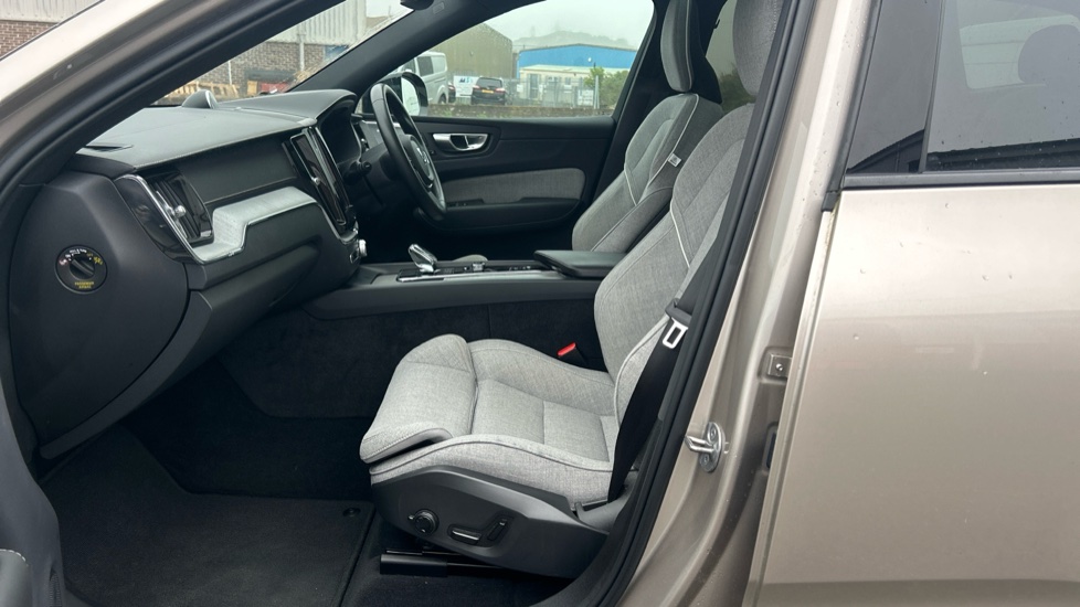 Volvo XC60 2.0 T8 [455] RC PHEV Ultimate Dark 5dr AWD Gtron Estate - Image 32