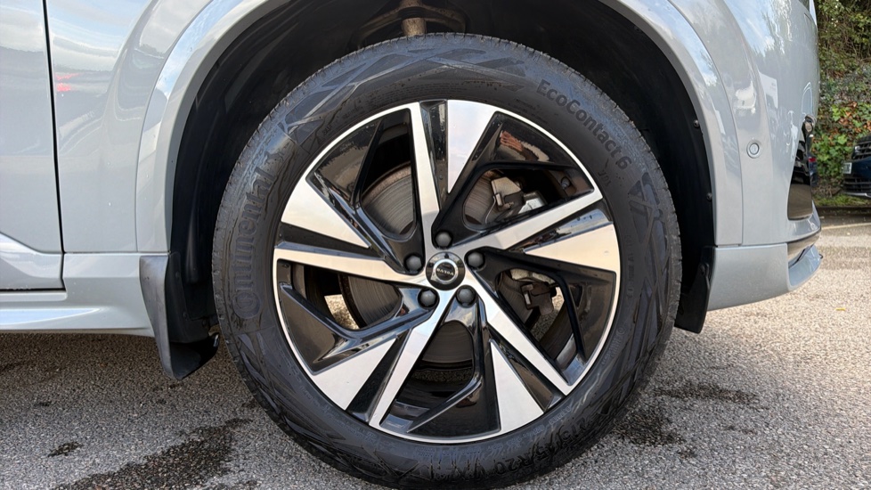 Volvo XC90 2.0 B5P [250] Plus Dark 5dr AWD Geartronic Petrol Estate - Image 9