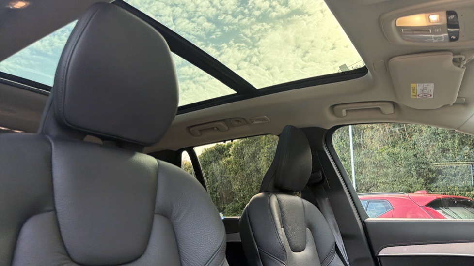 Volvo XC90 2.0 B5P [250] Plus Dark 5dr AWD Geartronic Petrol Estate - Image 31