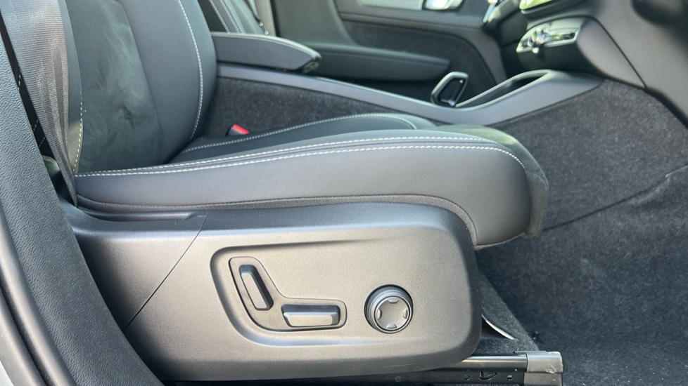 Volvo XC40 2.0 B3P Plus Dark 5dr Auto Petrol Estate - Image 27