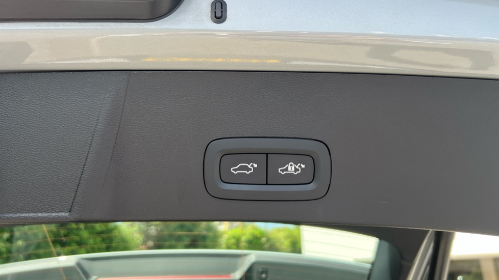 Volvo XC40 2.0 B3P Plus Dark 5dr Auto Petrol Estate - Image 31