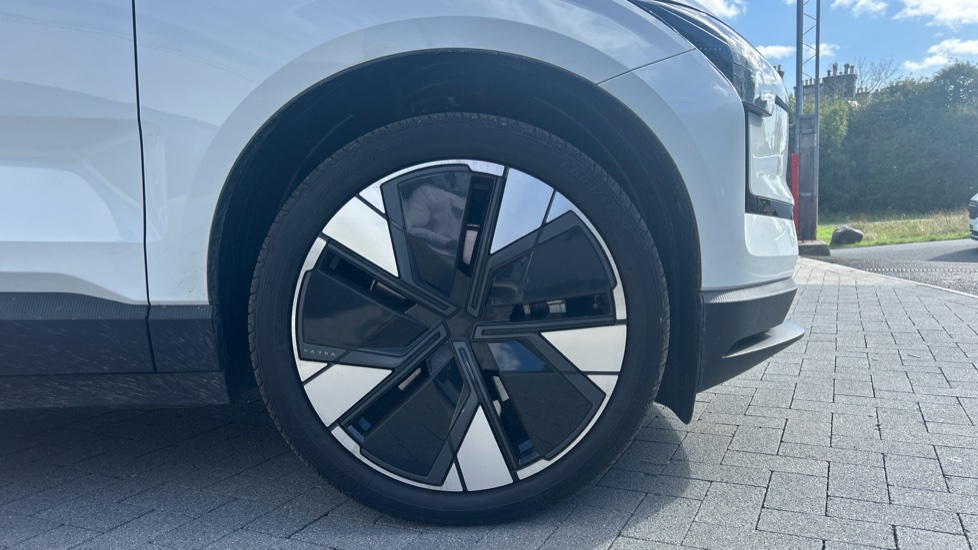 Volvo EX30 200kW SM Extended Range Plus 69kWh 5dr Auto Electric Estate - Image 9