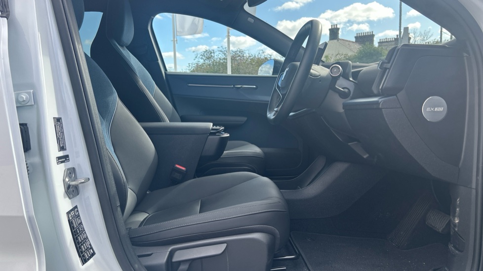 Volvo EX30 200kW SM Extended Range Plus 69kWh 5dr Auto Electric Estate - Image 19