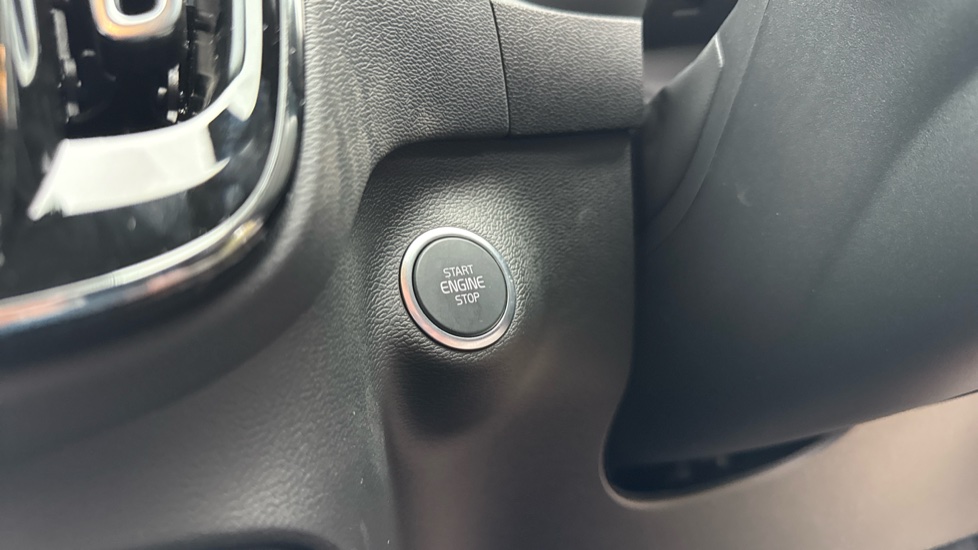 Volvo XC40 2.0 B3P Plus Dark 5dr Auto Petrol Estate - Image 25