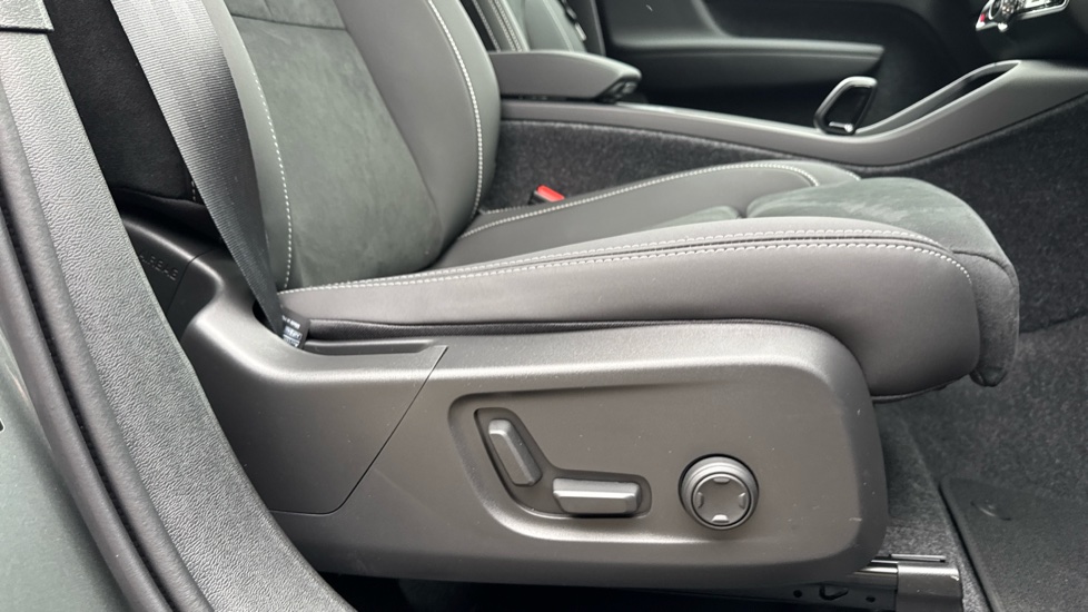 Volvo XC40 2.0 B3P Plus Dark 5dr Auto Petrol Estate - Image 28