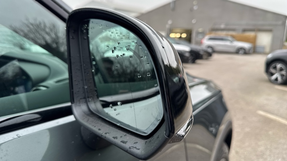 Volvo XC40 2.0 B3P Plus Dark 5dr Auto Petrol Estate - Image 30