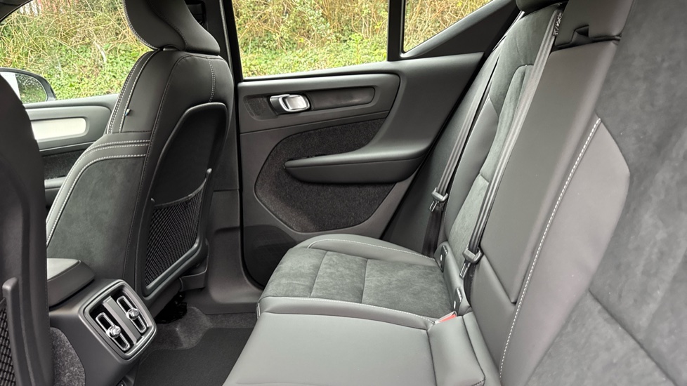 Volvo XC40 2.0 B3P Plus Dark 5dr Auto Petrol Estate - Image 31