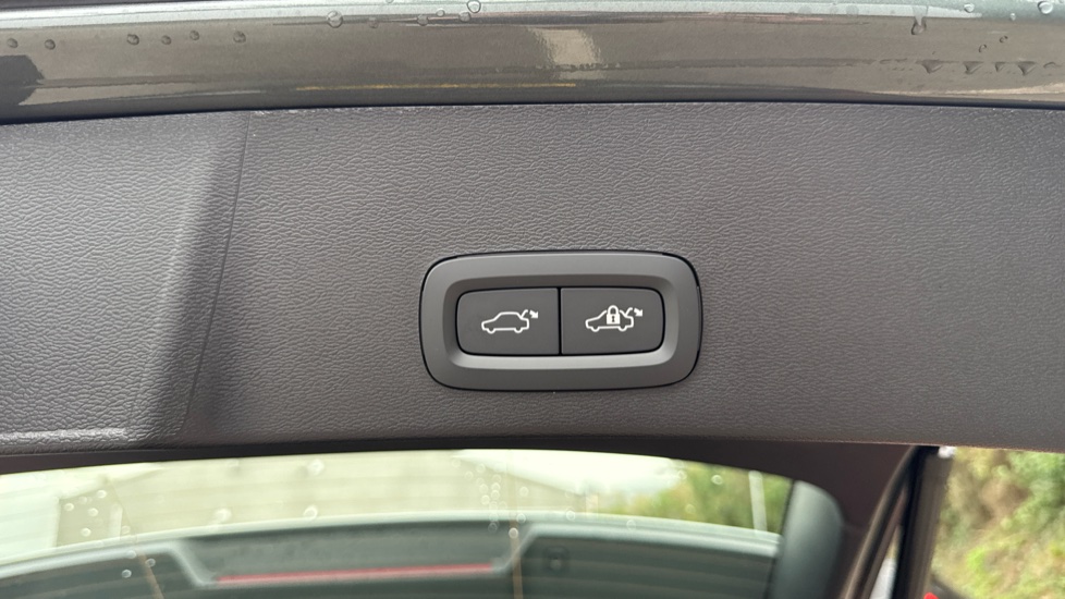 Volvo XC40 2.0 B3P Plus Dark 5dr Auto Petrol Estate - Image 33