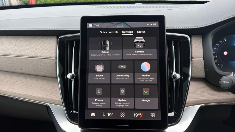 Volvo XC90 2.0 B5P Plus Dark 5dr AWD Geartronic Petrol Estate - Image 17