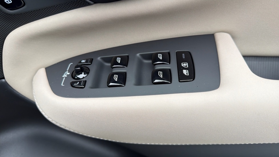 Volvo XC90 2.0 B5P Plus Dark 5dr AWD Geartronic Petrol Estate - Image 24