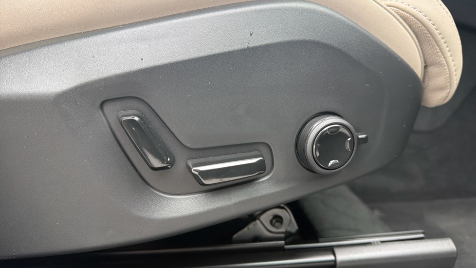 Volvo XC90 2.0 B5P Plus Dark 5dr AWD Geartronic Petrol Estate - Image 30