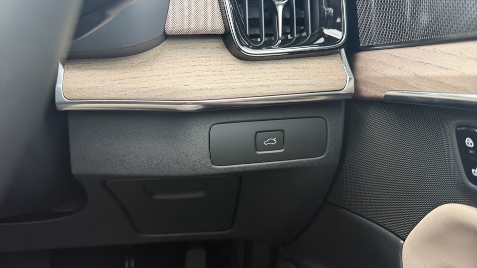 Volvo XC90 2.0 B5P Plus Dark 5dr AWD Geartronic Petrol Estate - Image 35