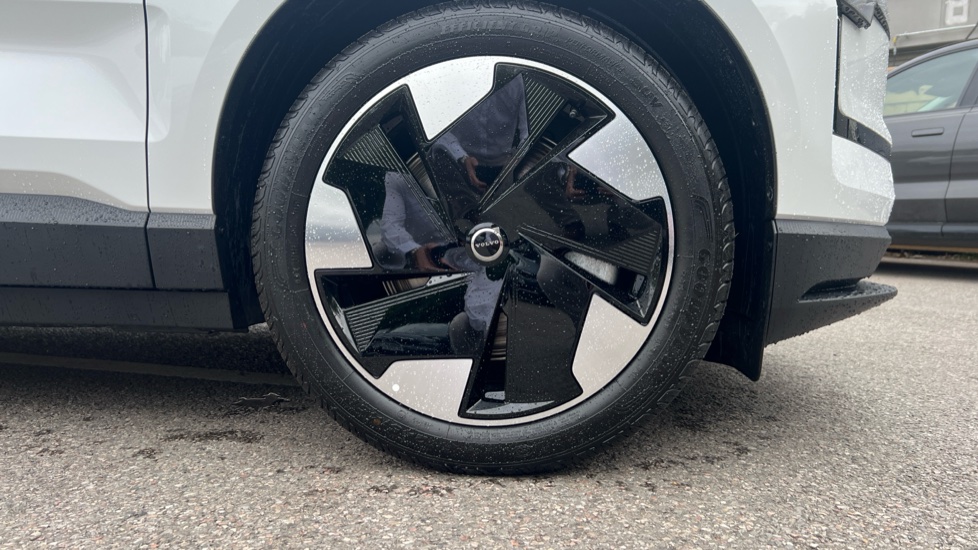Volvo EX30 315kW Twin Motor Performance Plus 69kWh 5dr Auto Electric Estate - Image 9