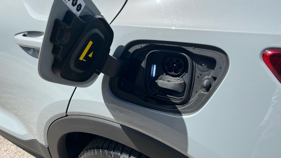 Volvo EX40 300kW Twin Motor Ultra 82kWh 5dr AWD Auto Electric Estate - Image 15