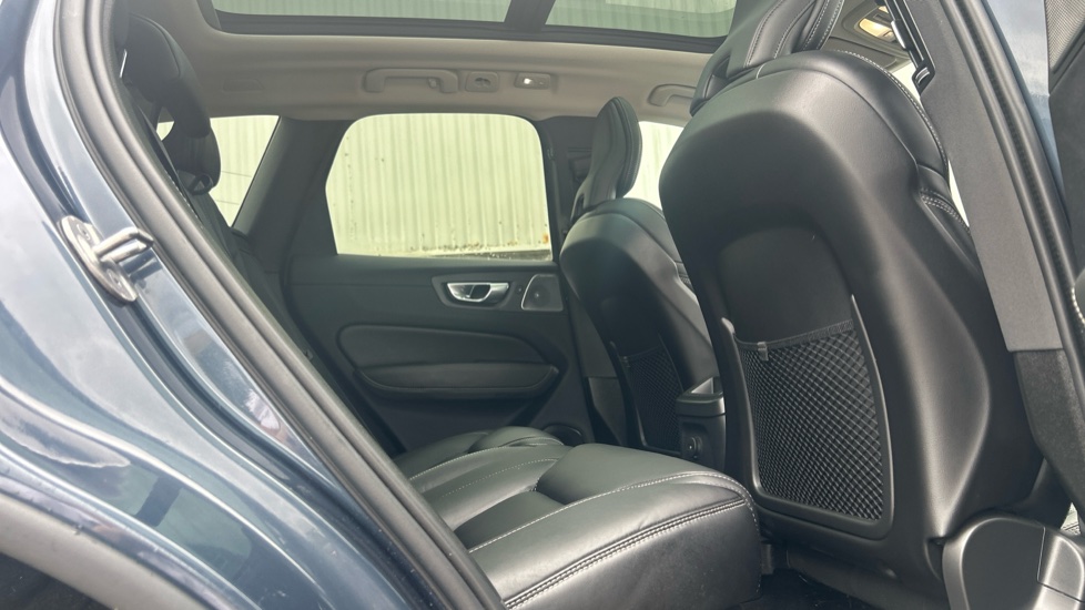 Volvo XC60 2.0 T8 [455] RC PHEV Ultimate Dark 5dr AWD Gtron Estate - Image 6
