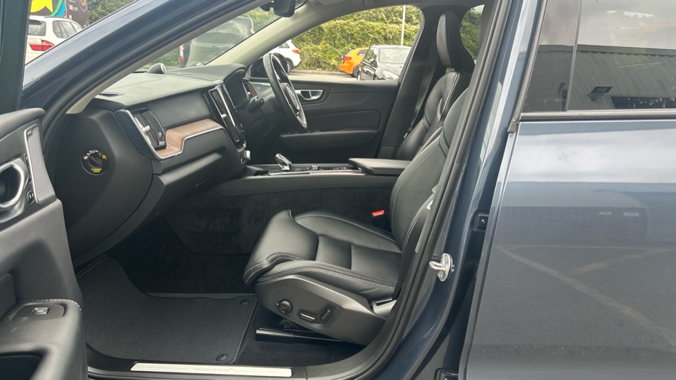 Volvo XC60 2.0 T8 [455] RC PHEV Ultimate Dark 5dr AWD Gtron Estate - Image 15