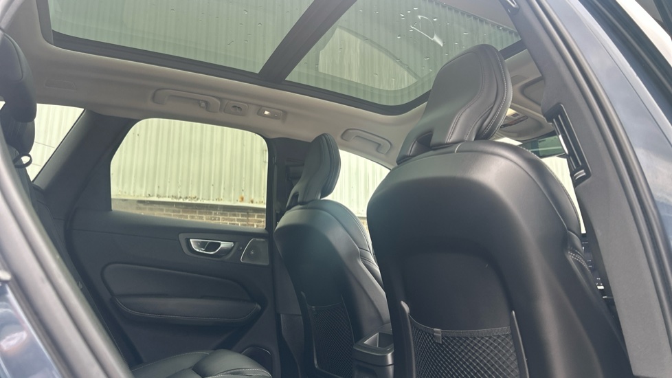Volvo XC60 2.0 T8 [455] RC PHEV Ultimate Dark 5dr AWD Gtron Estate - Image 28