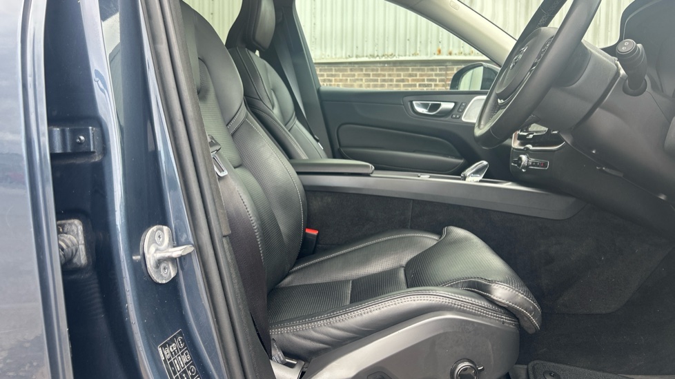 Volvo XC60 2.0 T8 [455] RC PHEV Ultimate Dark 5dr AWD Gtron Estate - Image 30