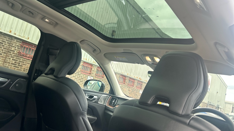Volvo XC60 2.0 T8 [455] RC PHEV Ultimate Dark 5dr AWD Gtron Estate - Image 31
