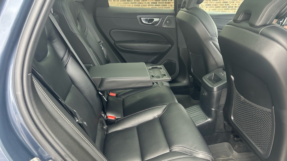 Volvo XC60 2.0 T8 [455] RC PHEV Ultimate Dark 5dr AWD Gtron Estate - Image 32