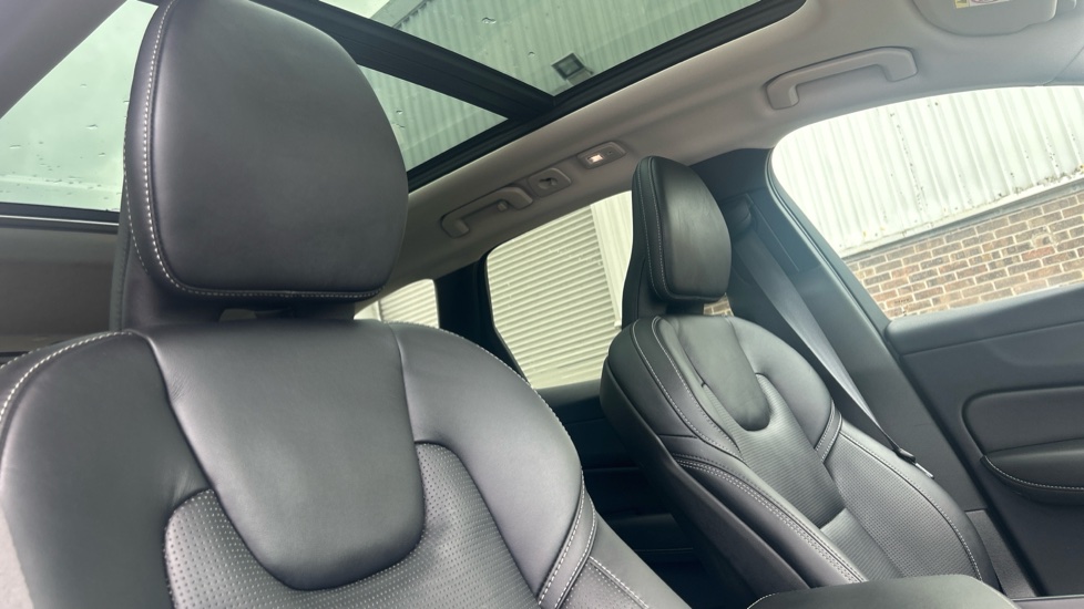 Volvo XC60 2.0 T8 [455] RC PHEV Ultimate Dark 5dr AWD Gtron Estate - Image 33